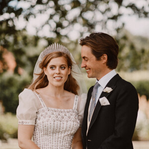 La princesse Beatrice d'York, Edoardo Mapelli Mozzi posent devant The Royal Chapel of All Saints at Royal Lodge après leur mariage, Windsor, le 17 juillet 2020. 