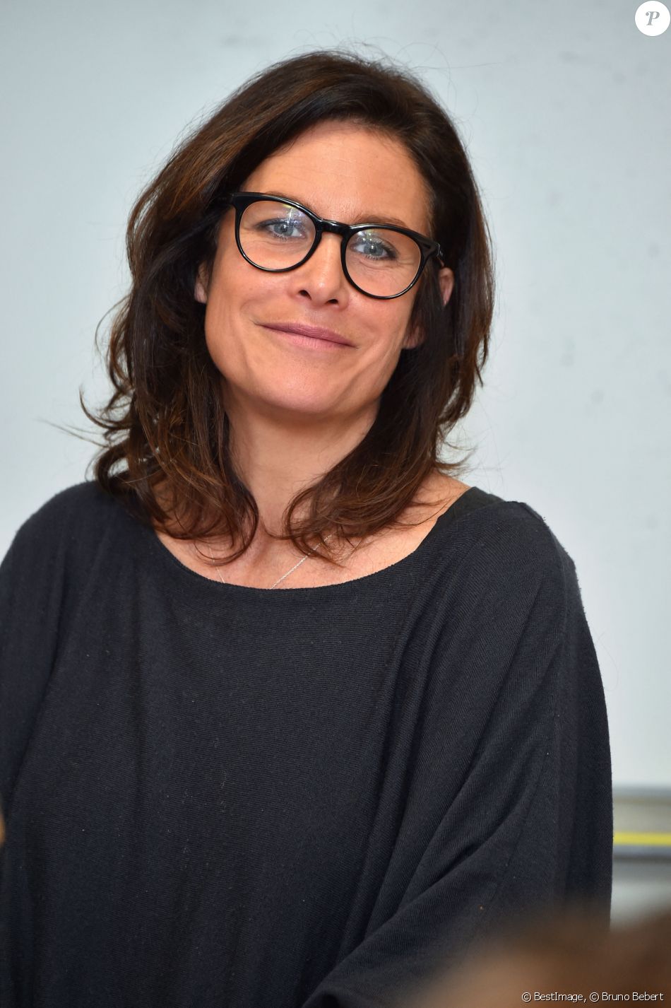 Astrid Veillon participe à la campagne "Lecture pour tous" au collège Ségurane à Nice le 6 février 2017. © Bruno Bebert / Bestimage