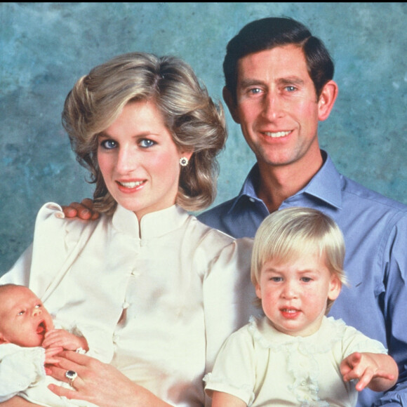 Archives - La princesse Lady Diana, le prince Charles et leurs fils Harry et William. 1984.