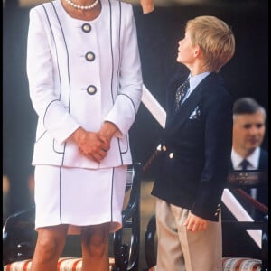 Archives - La princesse Lady Diana et son fils le prince Harry à Londres pour le 50e anniversaire de la victoire des alliés. 1995.