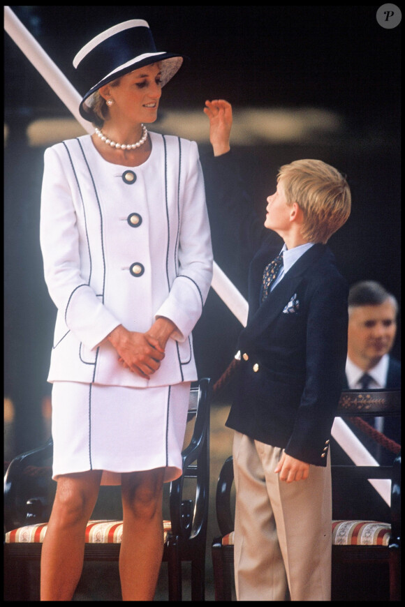 Archives - La princesse Lady Diana et son fils le prince Harry à Londres pour le 50e anniversaire de la victoire des alliés. 1995.