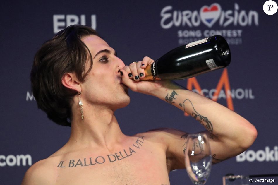 L'Italie a remporté le concours Eurovision 2021 avec son groupe Måneskin à Rotterdam aux Pays-Bas le 22 mai 2021. Le chanteur Damiano David est toutefois accusé d'avoir pris de la drogue, ce qu'il nie.