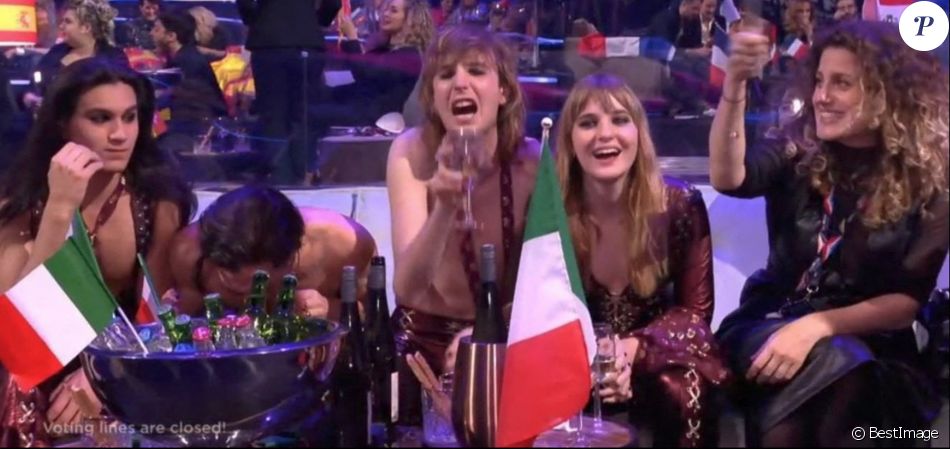 Le chanteur italien Damiano David du groupe de rock italien Måneskin qui a remporté l'Eurovision a-t-il sniffé un rail de cocaïne en direct à la télévision ? Le 22 mai 2021 à Rotterdam.