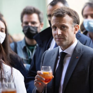 Le président français Emmanuel Macron lors d'une visite pour marquer la réouverture des activités culturelles après les fermetures pour lutter contre la pandémie de Covid-19, à Nevers, dans le centre de la France, le 21 mai 2021. © Raphael Lafargue/Pool/Bestimage 