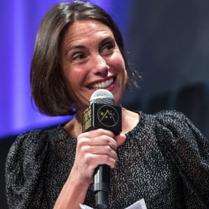 Alessandra Sublet sur scène lors de la cérémonie de clôture du 23ème festival international du film de comédie de l'Alpe d'Huez, le 18 janvier 2020. © Cyril Moreau/Bestimage