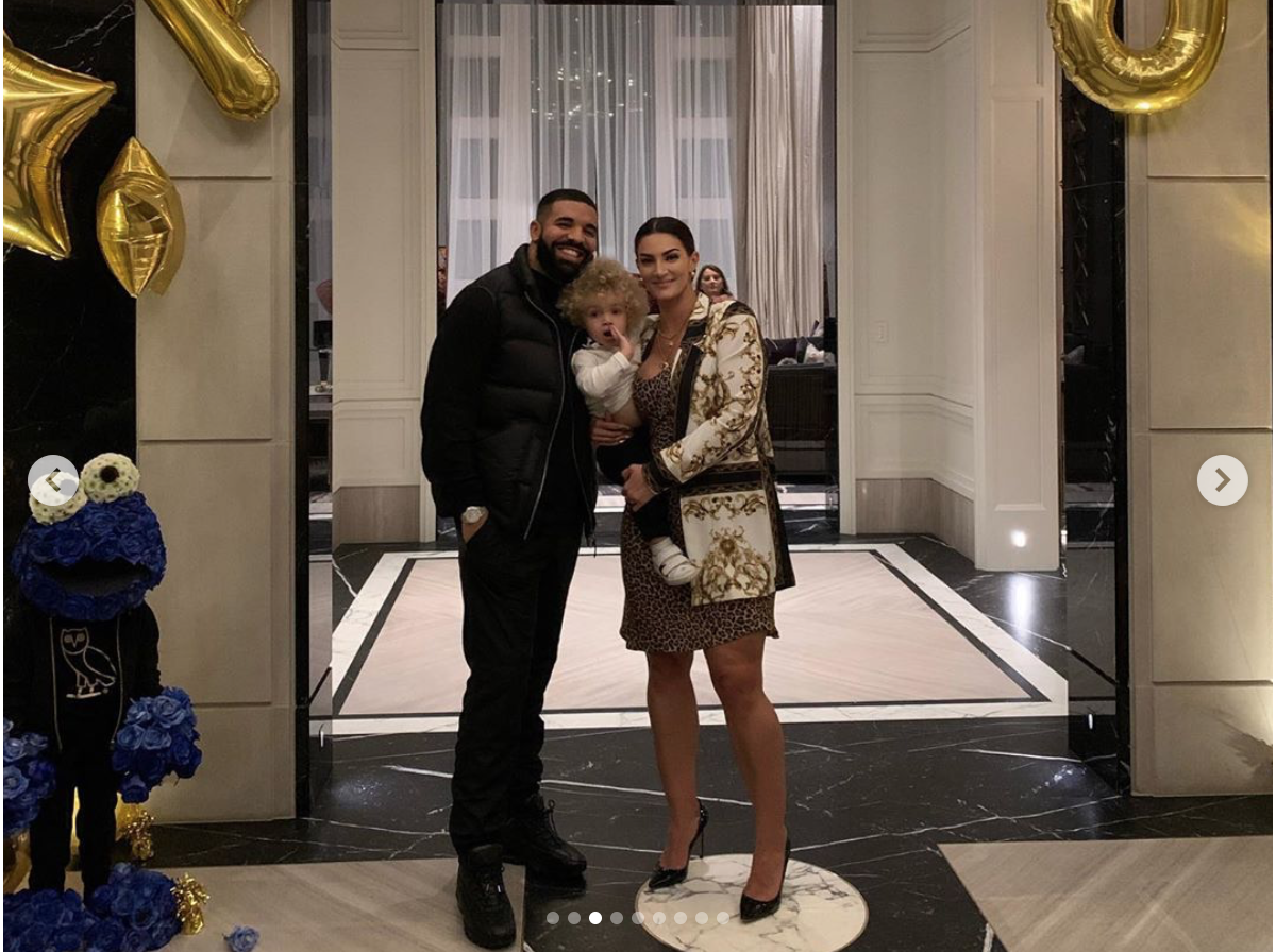 Photo : Drake, Sophie Brussaux et leur fils Adonis. Mars 2020. - Purepeople