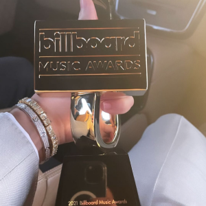 Drake, nommé Artiste de la décennie aux Billboard Music Awards 2021, au Microsoft Theater. Los Angeles, le 23 mai 2021.