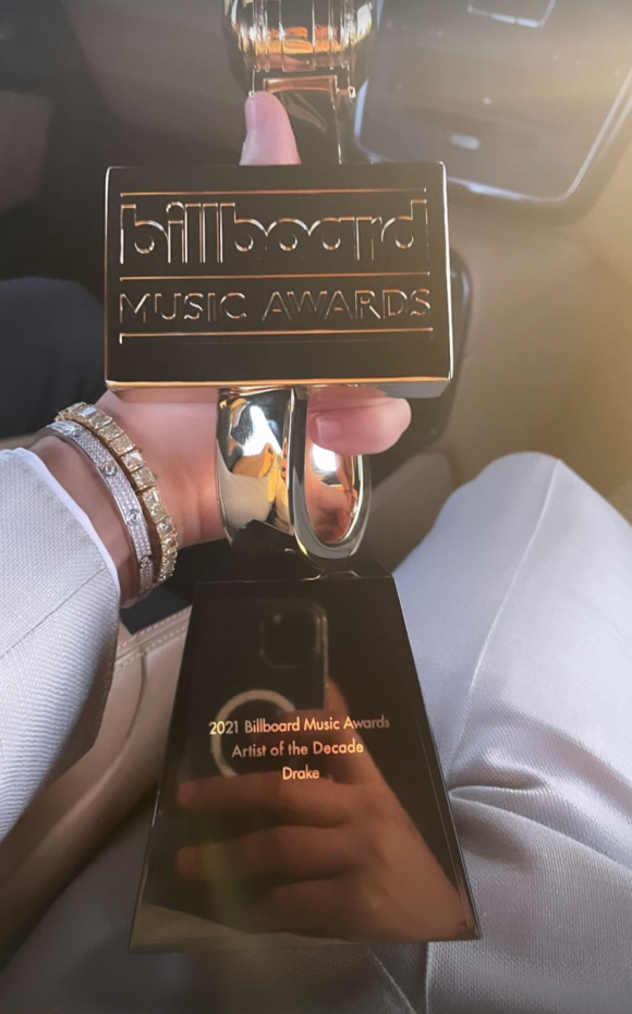 Drake, nommé Artiste de la décennie aux Billboard Music Awards 2021, au Microsoft Theater. Los Angeles, le 23 mai 2021.