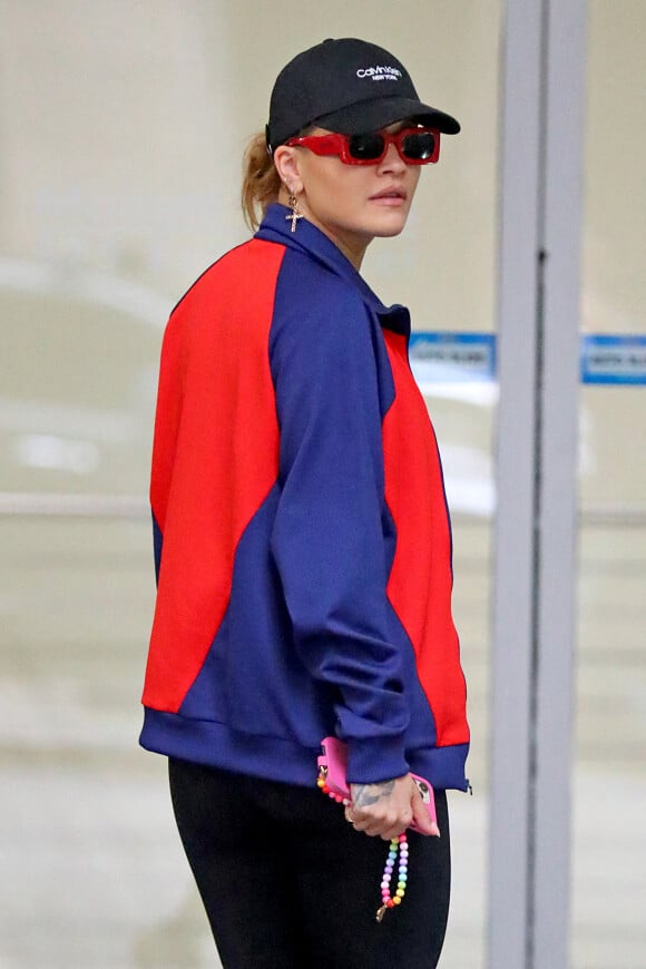 Exclusif - Rita Ora passe dans un salon d'esthétique après sa séance de sport à Sydney le 7 avril 2021.