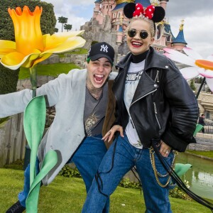 Rita Ora et son ex-petit ami Richard Hilfiger à Disneyland Paris. Le 1er avril 2015.
