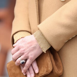 Le manteau Massimo Dutti et la pochette Emmy London de Catherine (Kate) Middleton, duchesse de Cambridge, lors de l'ouverture officielle du nouvel hôpital Balfour des Orcades. Kirkwall, le 25 mai 2021.