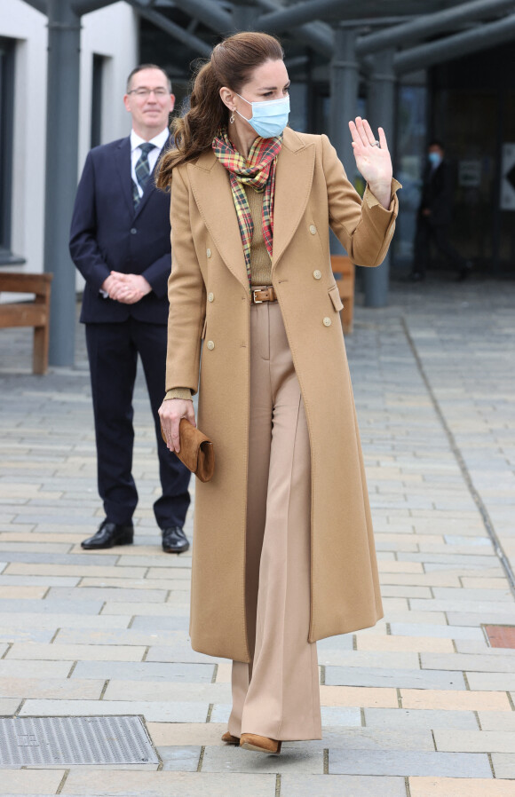Catherine (Kate) Middleton, duchesse de Cambridge, ravissante en marron (avec un manteau Massimo Dutti, une pochette et des souliers Emmy London) lors de l'ouverture officielle du nouvel hôpital Balfour des Orcades. Kirkwall, le 25 mai 2021.