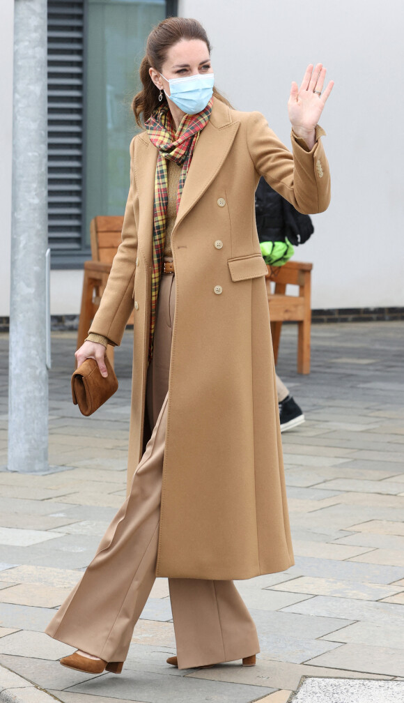 Catherine (Kate) Middleton, duchesse de Cambridge, ravissante en marron (avec un manteau Massimo Dutti, une pochette et des souliers Emmy London) lors de l'ouverture officielle du nouvel hôpital Balfour des Orcades. Kirkwall, le 25 mai 2021.
