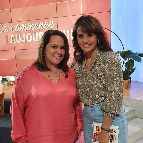 Magalie Vaé avec Faustine Bollaert sur le plateau de "Ca commence aujourd'hui", sur France 2