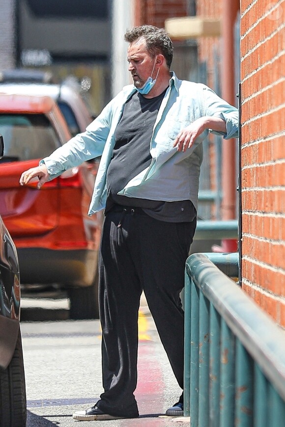 Exclusif - Matthew Perry à la sortie d'un building à Beverly Hills, Los Angeles, le 29 juin 2020.