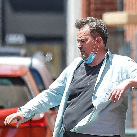 Exclusif - Matthew Perry à la sortie d'un building à Beverly Hills, Los Angeles, le 29 juin 2020.