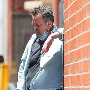 Exclusif - Matthew Perry à la sortie d'un building à Beverly Hills, Los Angeles, le 29 juin 2020.