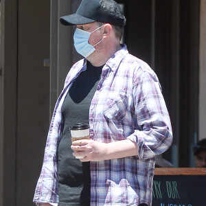 Exclusif - Matthew Perry sort chercher un café à Los Angeles le 14 juin 2020. Il porte un masque de protection contre le coronavirus (COVID-19)