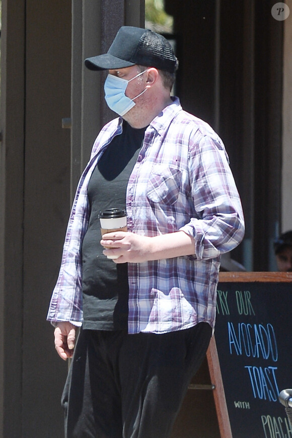 Exclusif - Matthew Perry sort chercher un café à Los Angeles le 14 juin 2020. Il porte un masque de protection contre le coronavirus (COVID-19)