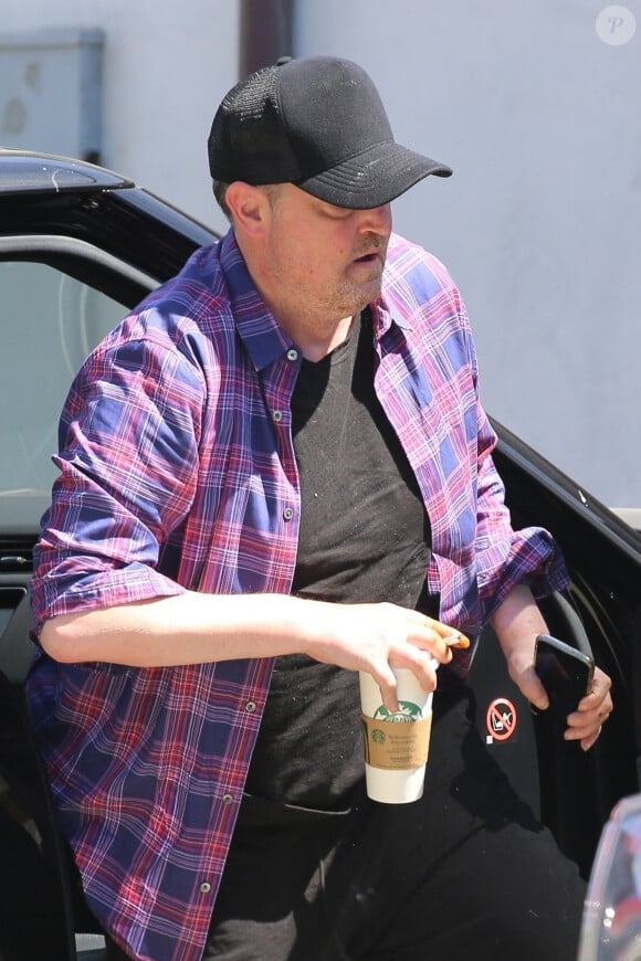 Exclusif - L'acteur de 50 ans, Matthew Perry ("Friends"), l'air fatigué et négligé, rentre chez lui avec une cigarette à la main et un café. Malibu. Le 9 juin 2020.