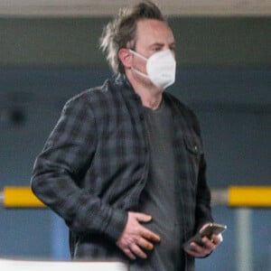 Exclusif - Matthew Perry, avec un masque de protection, à la sortie d'un centre médical accompagné d'un médecin à Los Angeles pendant l'épidémie de Coronavirus Covid-19 le 27 avril 2020.