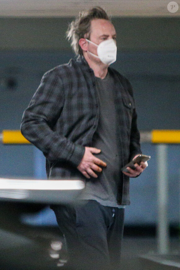 Exclusif - Matthew Perry, avec un masque de protection, à la sortie d'un centre médical accompagné d'un médecin à Los Angeles pendant l'épidémie de Coronavirus Covid-19 le 27 avril 2020.