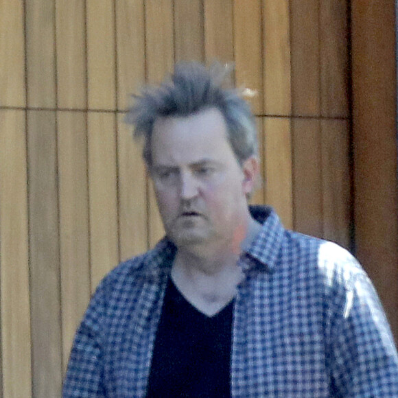 Exclusif - Première apparition publique depuis 6 mois de Matthew Perry. Ce dernier actuellement confiné en raison de l'épidémie de Coronavirus Covid-19, dans les rues de Los Angeles le 24 avril 2020.