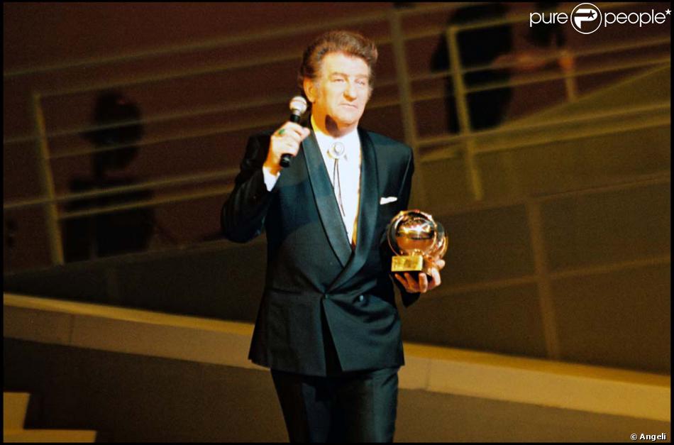 Eddy Mitchell Recoit La Victoire De La Musique Du Meilleur Album De L Annee Pour Rio Grande En 1994 Purepeople