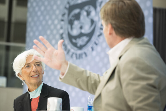 La directrice du FMI Christine Lagarde lors d'un débat avec l'écrivain Michael Lewis au siège du FMI à Washington. Le 9 octobre 2016.