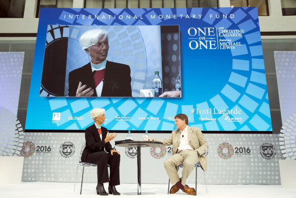La directrice du FMI Christine Lagarde lors d'un débat avec l'écrivain Michael Lewis au siège du FMI à Washington. Le 9 octobre 2016.