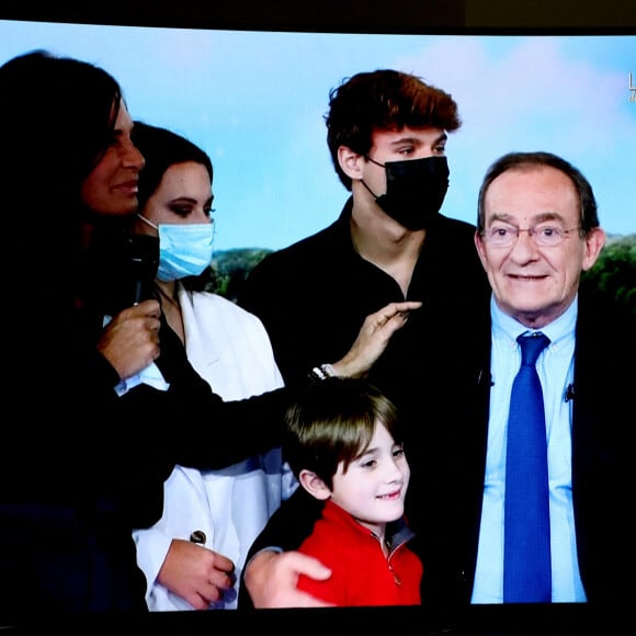 Sa famille, sa femme Nathalie Marquay, leur fils Tom Pernaut, Lou Pernaut et son petit Fils Léo - Dernier JT de Jean-Pierre Pernaut sur TF1 aprés 33 ans de présentation. Paris, le 18 Décembre 2020. © Dominique Jacovides / Bestimage