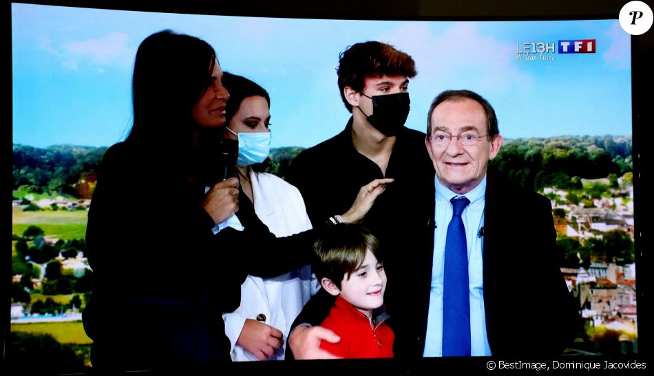 Sa famille, sa femme Nathalie Marquay, leur fils Tom Pernaut, Lou Pernaut et son petit Fils Léo - Dernier JT de Jean-Pierre Pernaut sur TF1 aprés 33 ans de présentation. Paris, le 18 Décembre 2020. © Dominique Jacovides / Bestimage