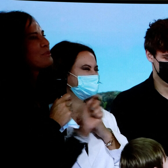 Sa famille, sa femme Nathalie Marquay, leur fils Tom Pernaut, Lou Pernaut et son petit Fils Léo - Dernier JT de Jean-Pierre Pernaut sur TF1 aprés 33 ans de présentation. Paris, le 18 Décembre 2020. © Dominique Jacovides / Bestimage