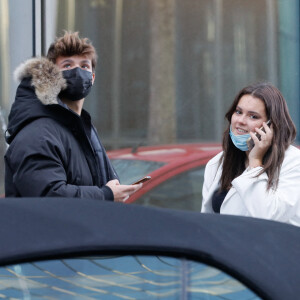 Tom et Lou Pernaut - People arrivant et sortant de l'immeuble de TF1 pour le dernier JT ( Journal Télévisé) de 13 heures de J.P.Pernaut à Paris le 18 décembre 2020