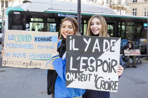 Exclusif - Giulia Le Ruyet-Marcassus (fille de A.Marcassus et F.Le Ruyet) et Vittoria de Savoie (princesse de Carignan et marquise d'Ivrée, fille de E.P. de Savoie, C.Courau) lors d'une manifestation de lycéens scolarisés dans des établissements privés et hors contrat qui s'inquiètent pour le BAC 2021 en raison de la pandémie de Covid-19 (coronavirus) sur la place Jacques Bainville à Paris, France, le 23 mars 2021. © Jack Tribeca/Bestimage