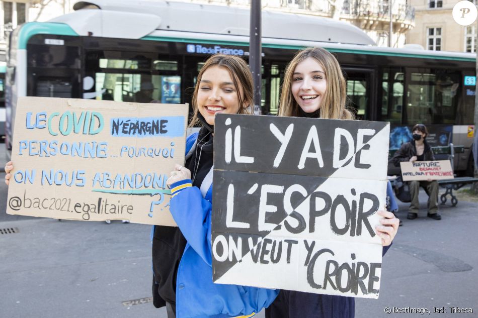 Exclusif - Giulia Le Ruyet-Marcassus (fille de A.Marcassus et F.Le Ruyet) et Vittoria de Savoie (princesse de Carignan et marquise d'Ivrée, fille de E.P. de Savoie, C.Courau) lors d'une manifestation de lycéens scolarisés dans des établissements privés et hors contrat qui s'inquiètent pour le BAC 2021 en raison de la pandémie de Covid-19 (coronavirus) sur la place Jacques Bainville à Paris, France, le 23 mars 2021. © Jack Tribeca/Bestimage