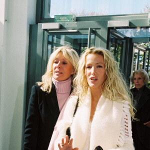 Ophelie Winter et sa mere Ophélie Winter et sa mère Catherine Fefeu au défilé Dior à Paris en 1999.