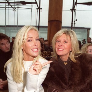 Ophélie Winter et sa mère Catherine Fefeu au défilé Louis Vuitton à Paris en 1999.