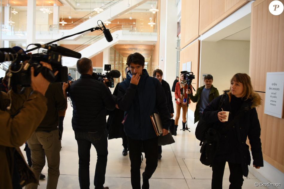Exclusif - Juan Branco au Palais de justice de Paris, attend de savoir s'il peut défendre son client Piotr Pavlenski qui apparemment ne l'a pas désigné comme avocat, le 18 février 2020.