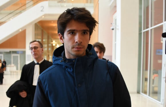 Exclusif - Juan Branco au Palais de justice de Paris, attend de savoir s'il peut défendre son client Piotr Pavlenski qui apparemment ne l'a pas désigné comme avocat.