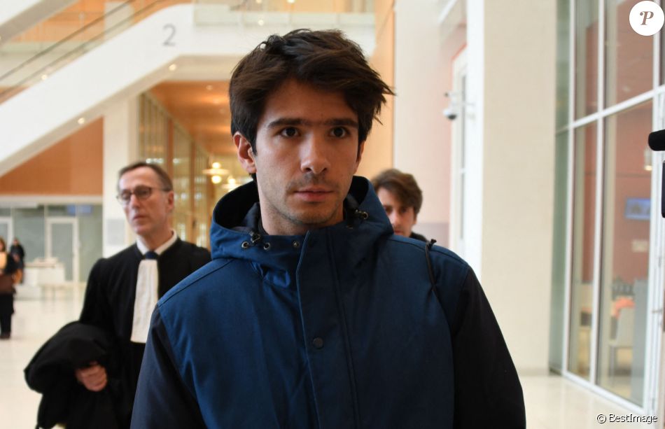 Exclusif - Juan Branco au Palais de justice de Paris, attend de savoir s'il peut défendre son client Piotr Pavlenski qui apparemment ne l'a pas désigné comme avocat.