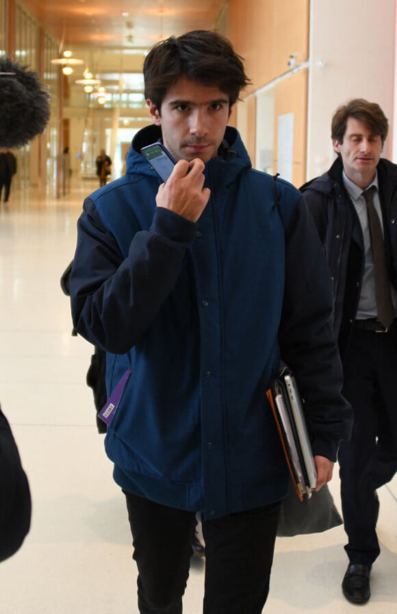 Exclusif - Juan Branco au Palais de justice de Paris, attend de savoir s'il peut défendre son client Piotr Pavlenski qui apparemment ne l'a pas désigné comme avocat, le 18 février 2020.