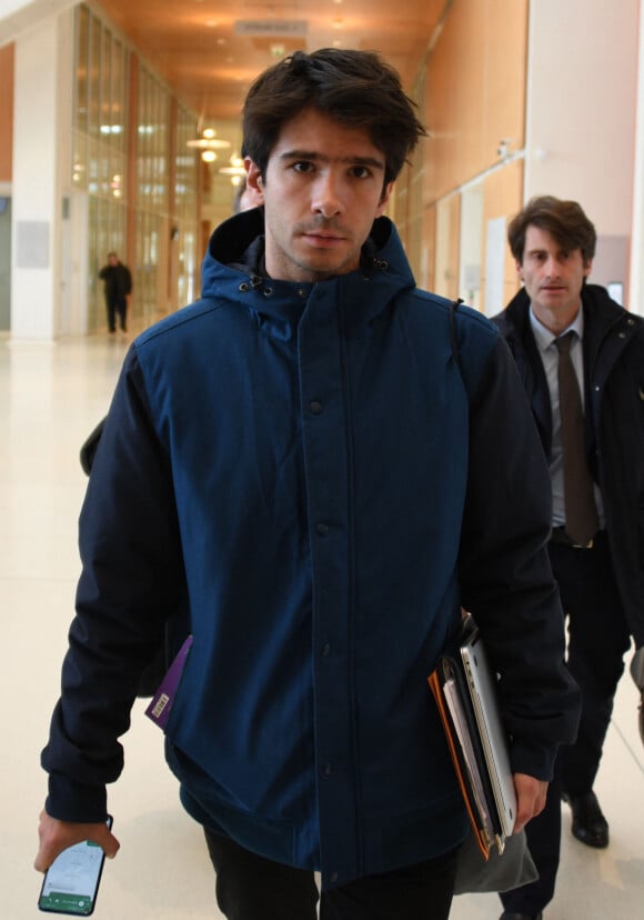 Exclusif - Juan Branco au Palais de justice de Paris, attend de savoir s'il peut défendre son client Piotr Pavlenski qui apparemment ne l'a pas désigné comme avocat, le 18 février 2020.