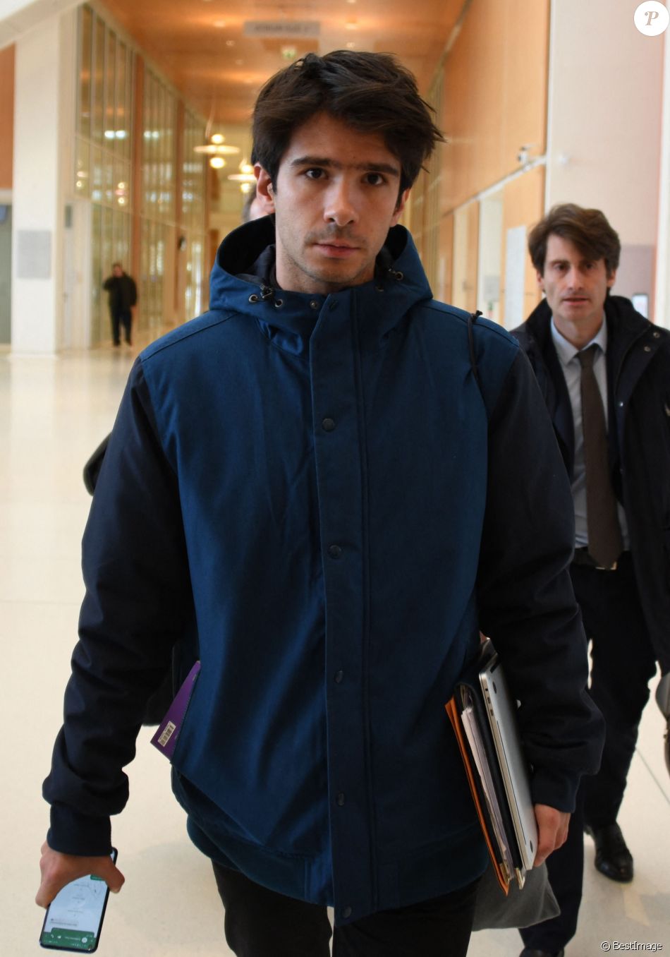 Exclusif - Juan Branco au Palais de justice de Paris, attend de savoir s'il peut défendre son client Piotr Pavlenski qui apparemment ne l'a pas désigné comme avocat, le 18 février 2020.