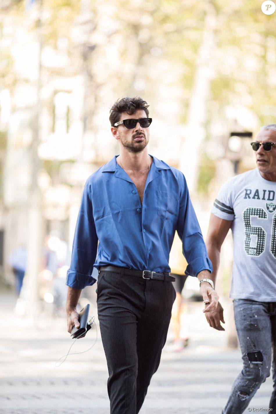 Exclusif - Michele Morrone, star de la série 365 Dni de Netflix, fait une sortie shopping autour de l'Opéra et place Vendôme à Paris le 16 septembre 2020.