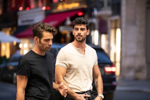 Exclusif - Michele Morrone se balade place Vendôme avec un ami, le mannequin Jon Kortajarena à Paris le 16 septembre 2020. 