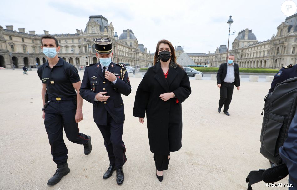 Marlène Schiappa au Musée du Louvre à la rencontre des sapeurs pompiers qui protègent les personnes et les biens du musée. Paris, le 20 mai 2021. © Bestimage