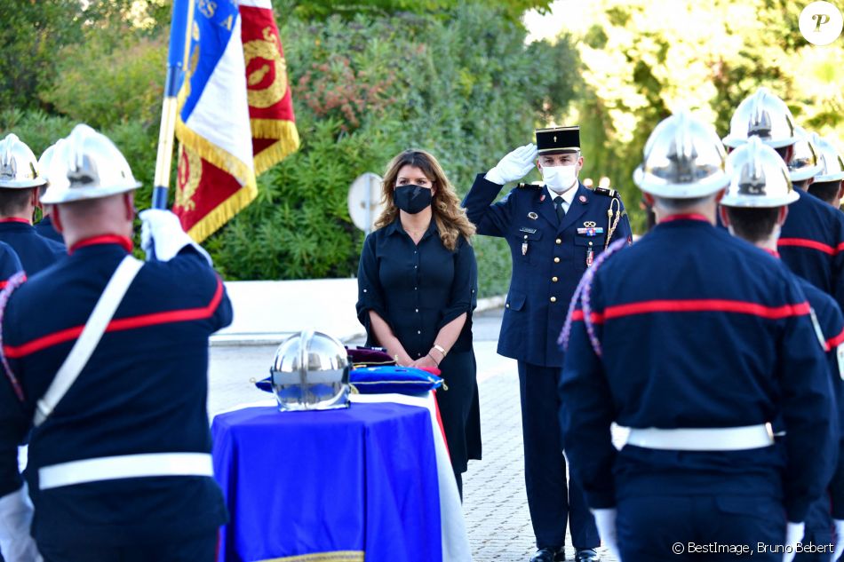 Marlène Schiappa - Cérémonie d'hommage au commandant Bruno Kohlhuber sur le parvis de la préfécture de Nice, le 15 octobre 2020. © Bruno Bebert / Bestimage