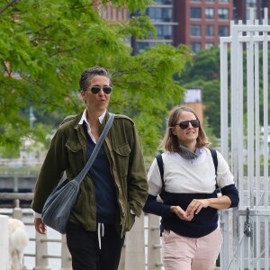 Jodie Foster et sa femme Alexandra Hedison se baladent dans le parc Hudson River à Manhattan le 24 mai 2021.