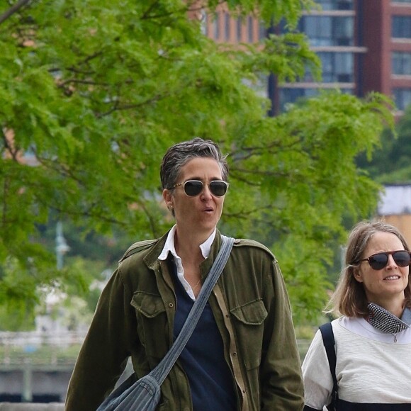 Jodie Foster et sa femme Alexandra Hedison se baladent dans le parc Hudson River à Manhattan le 24 mai 2021.